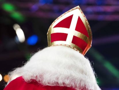 Un hombre vestido de San Nicolás en Utrecht (Holanda).