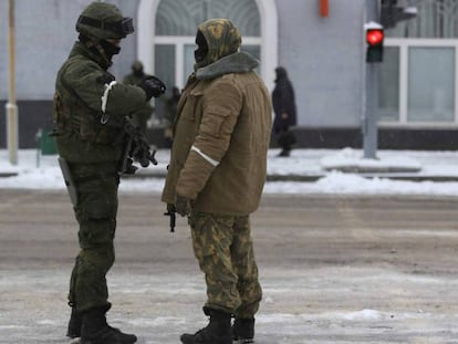 Hombres armados custodian el edificio del Gobierno de Lugansk.