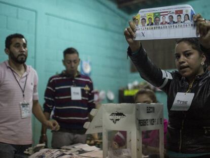 Una funcionaria electoral muestra una boleta durante la jornada electoral en Honduras.