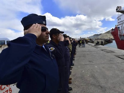 Marinos argentinos y estadounidenses despiden en Comodoro Rivadavia al buque noruego Sophie Siem, portador de la nave de rescate aportada por EEUU.