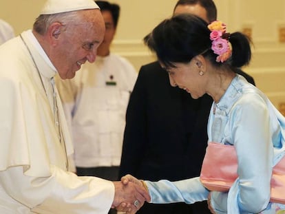 El Papa estrecha la mano a la líder birmana Aung San Suu Kyi, este martes en Naypyidaw.