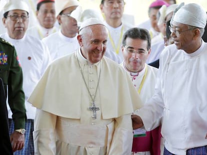 El Papa con el presidente birmano, Htin Kyaw, este martes en Naypyitaw.