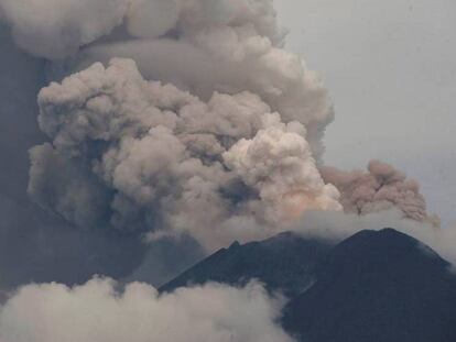 Erupción del monte Agung, en una imagen tomada este miércoles.