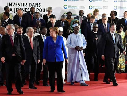 El presidente guineano, Alpha Conde, el presidente de la Comisión europea, Jean-Claude Juncker, Secretary, el secretario general de Naciones Unidas, Antonio Guterres y la canciller alemana, Angela Merkel en la cumbre Unión Africana-Unión Europea este miércoles.