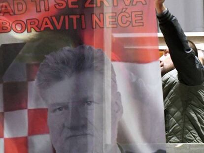 Bosniocroats amb una bandera que mostra Slobodan Praljak, a Mostar (Bòsnia) ahir dimecres, després del suïcidi de l'exgeneral.