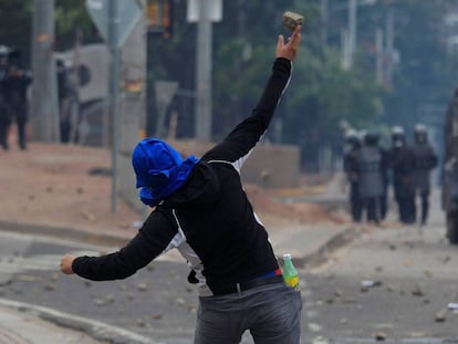 Simpatizantes de Nasralla protestan el miércoles en Tegucigalpa. En vídeo, Nasralla rechaza el recuento oficial de las elecciones en Honduras.