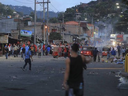 Manifestantes se han enfrentado con la policía este viernes en Tegucigalpa.