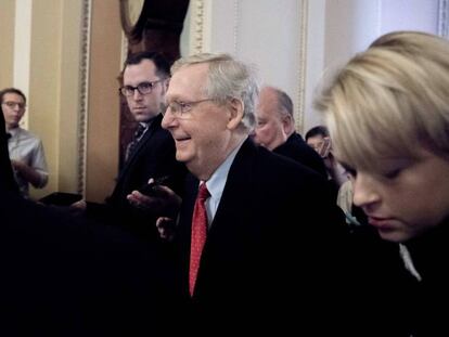 El líder republicano del Senado, Mitch McConnell, tras anunciar a los periodistas que cuentan con los votos suficientes.