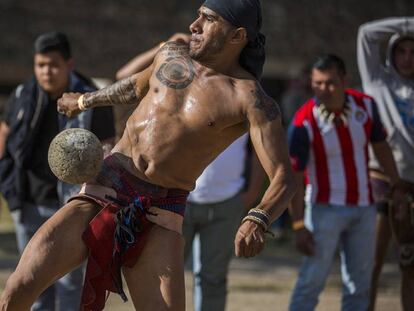 César López, de Quintana Roo, golpea la pelota.