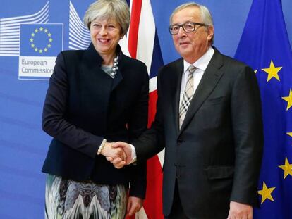 Jean-Claude Juncker y Theresa May, antes de iniciar el almuerzo en Bruselas. En vídeo, declaraciones de Juncker y May.