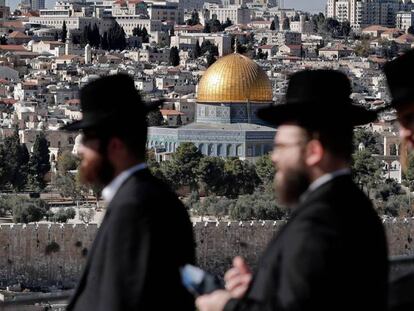 Judíos ultraortodoxos pasean ante la Ciudad Vieja de Jerusalén. En vídeo, declaraciones de Jared Kushner, asesor de Trump, y del delegado en EE UU de la OLP.