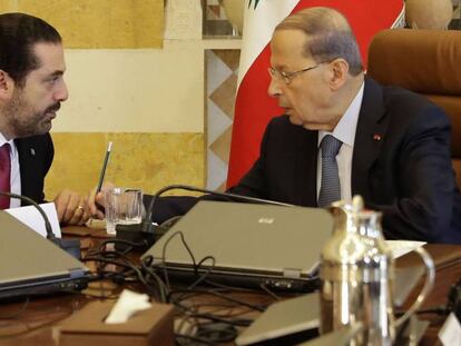 El presidente de Líbano, Michel Aoun (der.) y el pimer ministro, Saad Hariri (izq.) en el palacio presidencial de Beirut este martes.