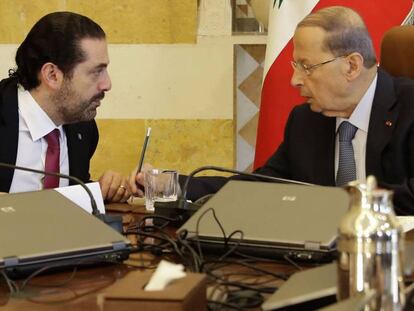 El presidente de Líbano, Michel Aoun (der.) y el pimer ministro, Saad Hariri (izq.) en el palacio presidencial de Beirut este martes.