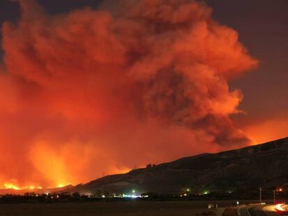 Las llamas del Thomas Fire en la madrugada de este martes.