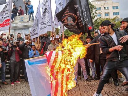 Un grupo de manifestantes quema las banderas de EE UU e Israel, este miércoles en Gaza.