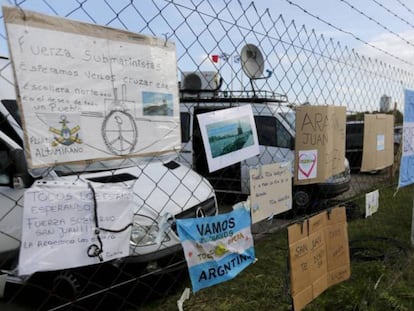Mensajes de solidaridad en el alambrado de la base naval de Mar del Plata.