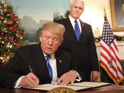 El presidente de EE UU firma la proclamación con la que reconoce Jerusalén como capital de Israel el miércoles en Washington.