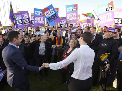 Manifestantes pro matrimonio gay celebran la aprobación de la nueva ley.