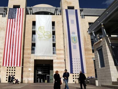 Imagen del Ayuntamiento de Jerusalén, donde la alcaldía ha ordenado colgar una bandera gigante de EE UU.