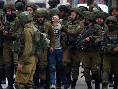 Soldados israelíes detienen a un manifestante palestino durante las protestas del jueves en Hebrón.