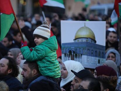 Manifestantes palestinos, este viernes en Jerusalén.