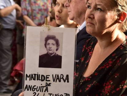 Imagen del homenaje el viernes frente a la Iglesia de Santa Cruz a los 12 secuestrados en 1977.