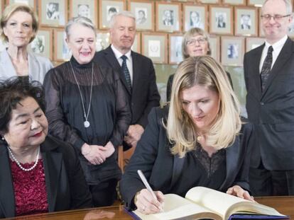 La directora ejecutiva de ICAN Beatrice Fihn, durante una firma en una conferencia de prensa de los Nobel, este sábado.