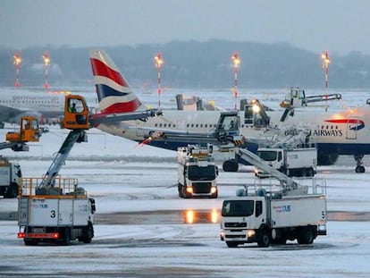 Empleados del aeropuerto de Dusseldorf quitan el hielo a un avión de British A.