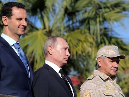 Desde la izquierda, el presidente sirio, Bachar al Asad, su homólogo ruso, Vladimir Putin y el ministro de Defensa ruso en Siria este lunes. En vídeo, el presidente ruso anuncia la retirada de las tropas de Siria.