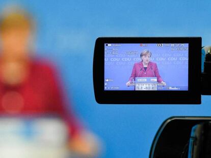 La canciller Angela Merkel este lunes en Berlín. En vídeo, declaraciones del portavoz chino de Exteriores.