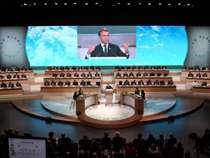 El presidente francés, Emmanuel Macron, pronuncia un discurso durante la cumbre del clima en París.