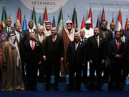 El presidente turco, Recep Tayyip Erdogan, flanqueado por el rey de Jordania, Abdulá II, y el presidente palestino, Mahmud Abbas, posan junto a otros líderes de países musulmanes al inicio de la cumbre de la Organización para la Cooperación Islámica en Estambul.