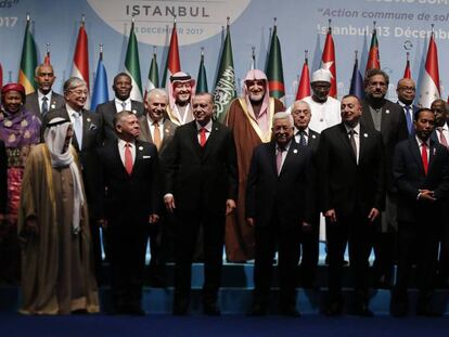 El presidente turco, Recep Tayyip Erdogan, flanqueado por el rey de Jordania, Abdulá II, y el presidente palestino, Mahmud Abbas, posan junto a otros líderes de países musulmanes al inicio de la cumbre de la Organización para la Cooperación Islámica en Estambul.