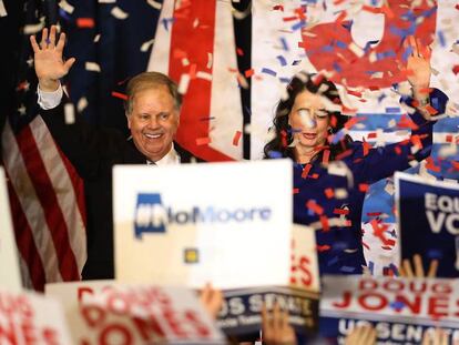 Doug Jones junto a su mujer Louise Jones tras su victoria.