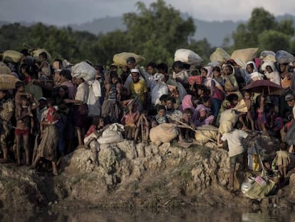 Refugiados rohingya esperan para cruzar el río Naf, que hace frontera entre Myanmar y Bangladés, el pasado 9 de octubre.