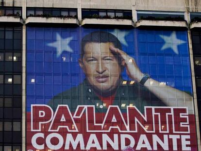 FOTO: Fachada de la sede en Caracas de PDVSA en febrero de 2012 con una imagen del expresidente del Gobierno de Venezuela Hugo Chávez. / VÍDEO: Cómo funcionaban las transacciones.