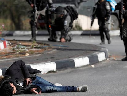FOTO: Un palestino yace herido por disparos de la policía israelí, con un cuchillo y un supuesto chaleco bomba, este viernes en las afueras de Ramala. VÍDEO: Secuencia del tiroteo.