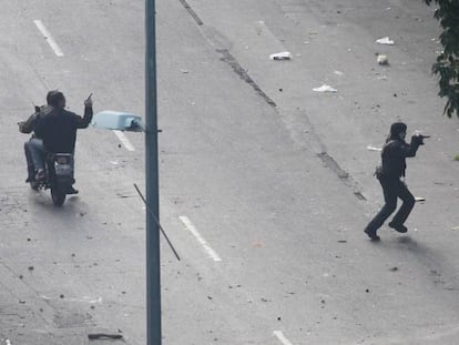 Imagen que muestra miembros de un 'colectivo' junto a un policía.