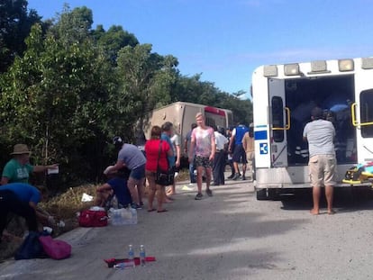 Vista general de un autobús accidentado en el tramo de la carretera Chetumal- Mahahual.