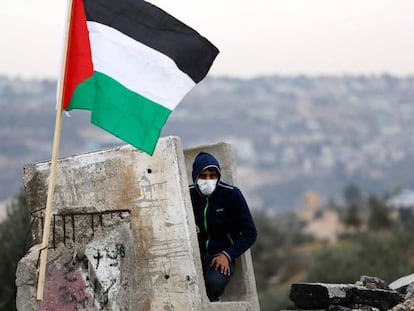 Un manifestante palestino se refugia en un bloque de hormigón durante unas protestas el pasado martes.