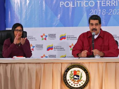 Nicolás Maduro, junto a la presidenta de la ANC, Delcy Rodríguez.