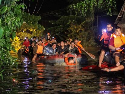 Tareas de rescate de vecinos de Davao, en la isla filipina de Mindanao.