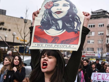 Una mujer con un cartel que dice “Nosotros el pueblo defendemos la dignidad”, en una protesta en Kosovo en marzo.