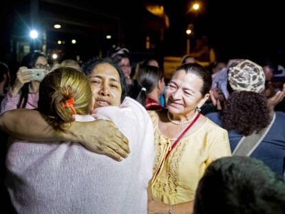 Momento en el que salen de la cárcel varios presos políticos por orden del Gobierno de Nicolás Maduro, en Caracas.
