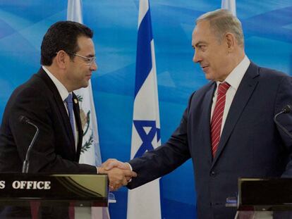 El presidente de Guatemala, Jimmy Morales, y el primer ministro israelí, Benjamín Netanyahu, en Jerusalén en 2016.