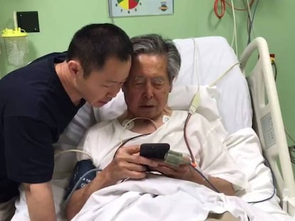 Kenji Fujimori visita a su padre, Alberto Fujimori, en el hospital tras ser indultado.