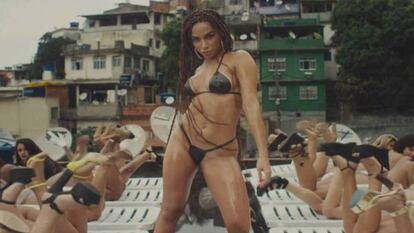 A estrela do pop brasileira Anitta no clipe de 'Vai Malandra'.