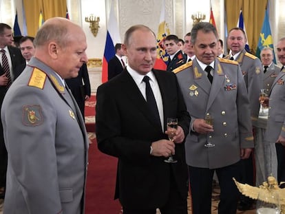 El presidente ruso, Vladimir Putin (segundo izquierda) con el ministro de defensa, Sergei Shoigu (centro) durante la condecoración a los militares rusos en Siria este jueves en Moscú.