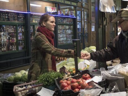 Sarolta Molnar hace la compra en un mercado de Budapest.