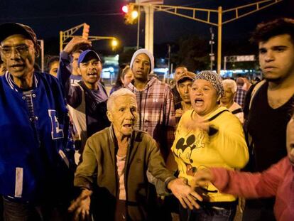 Un grupo de personas protesta el miércoles 27 de diciembre de 2017, en Caracas (Venezuela).